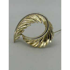 Vintage Lisner Brooch Pin Gold-Tone Curved Feather Elegant 3 Dimensional Design